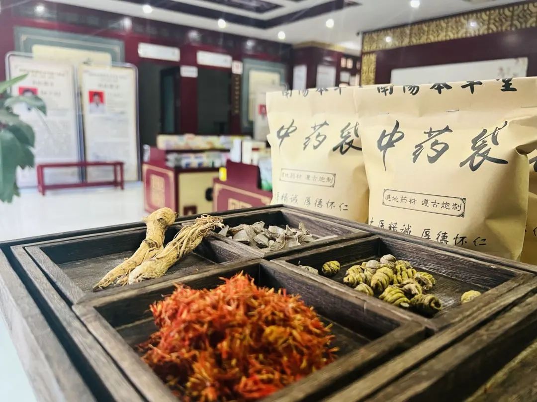 The Significant Differences Between Hong Hua (Safflower) and Zang Hong Hua (Saffron)