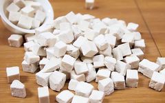 Using Fu Ling (Poria) in Water to Eliminate Dampness and Strengthen the Spleen and Stomach