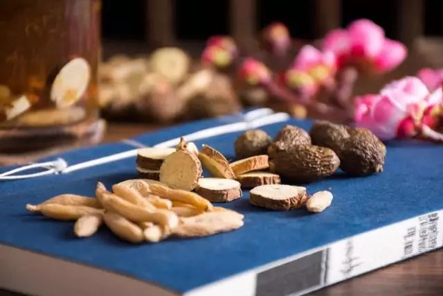 33 Pairs of Complementary and Contradictory Chinese Medicinal Herbs