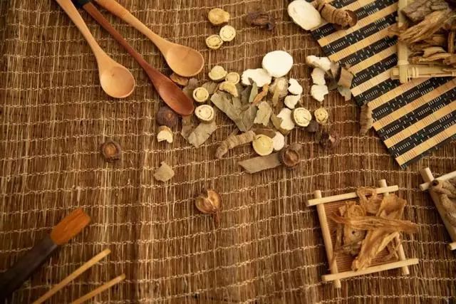 33 Pairs of Complementary and Contradictory Chinese Medicinal Herbs