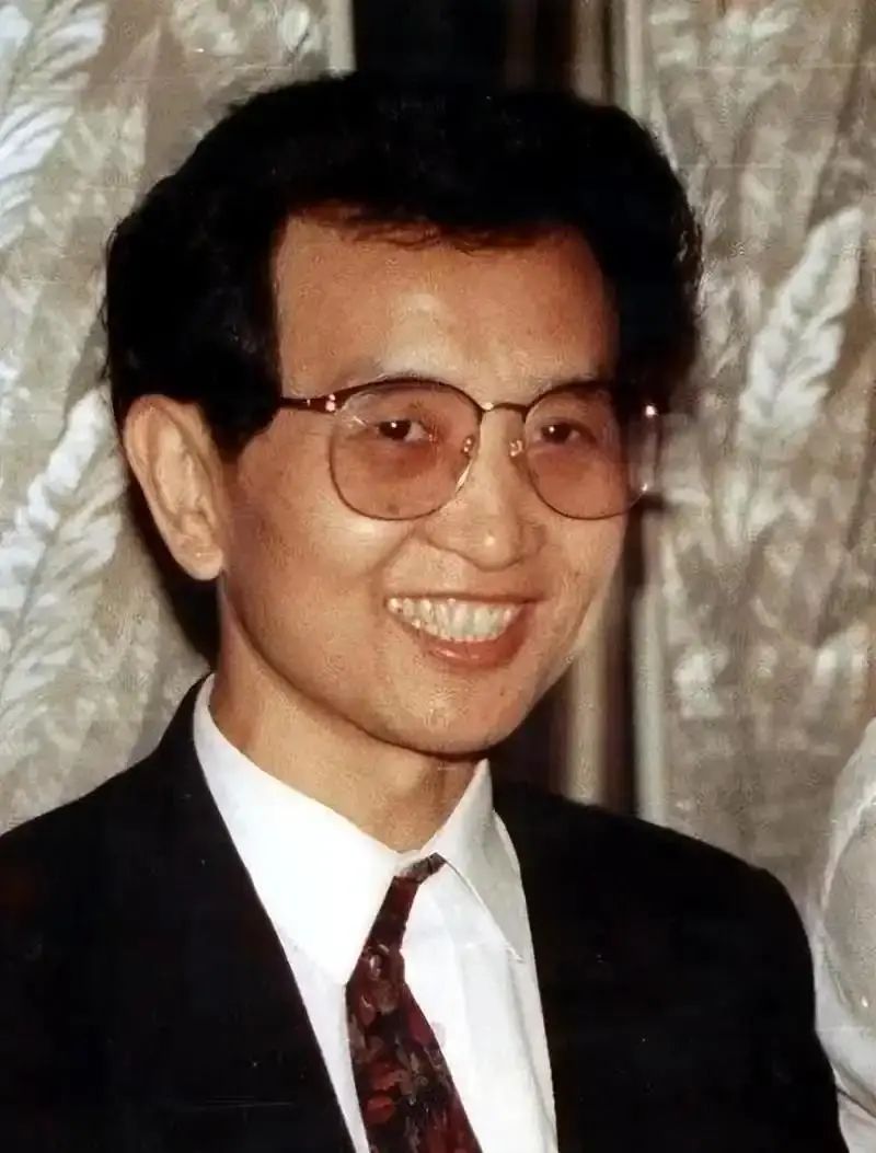 Qigong Master Yan Xin: Claims to Extinguish Fires and Intercept Missiles with Thought, Poses Closely with US Presidents
