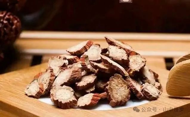 A Story Behind Each Herb: Dan Shen - The 'Vascular Cleaner' That Melts Stagnation Like Spring Water