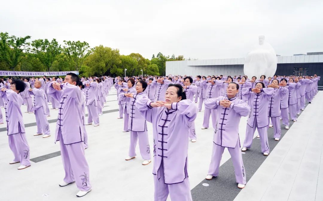 Nearly 600 Qigong Enthusiasts Unite to Showcase Ba Duan Jin, Promoting a New Fitness Trend in Fengxian District