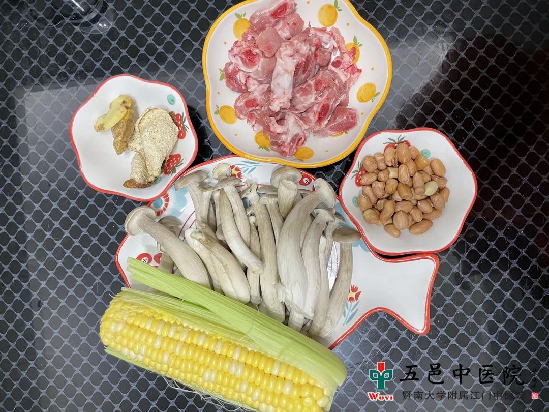 Try This "Yin-Yang Harmonizing Soup" for Cold Weather