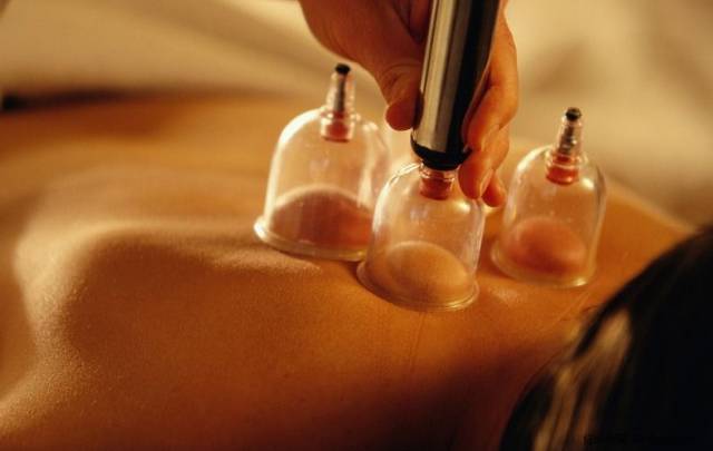 Man Gets Stuck in Cupping Therapy! Firefighters Called for Rescue... Would You Dare to Try It?
