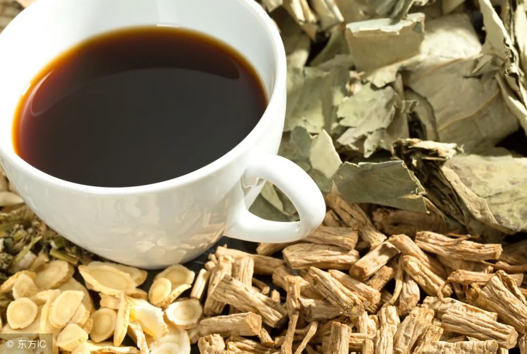 Astragalus: The First for Qi Tonification - Benefits and Precautions of Drinking Astragalus Water
