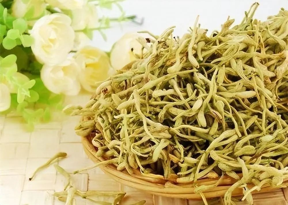Honeysuckle: A Natural Pair for Liver Cleansing and Improved Sleep
