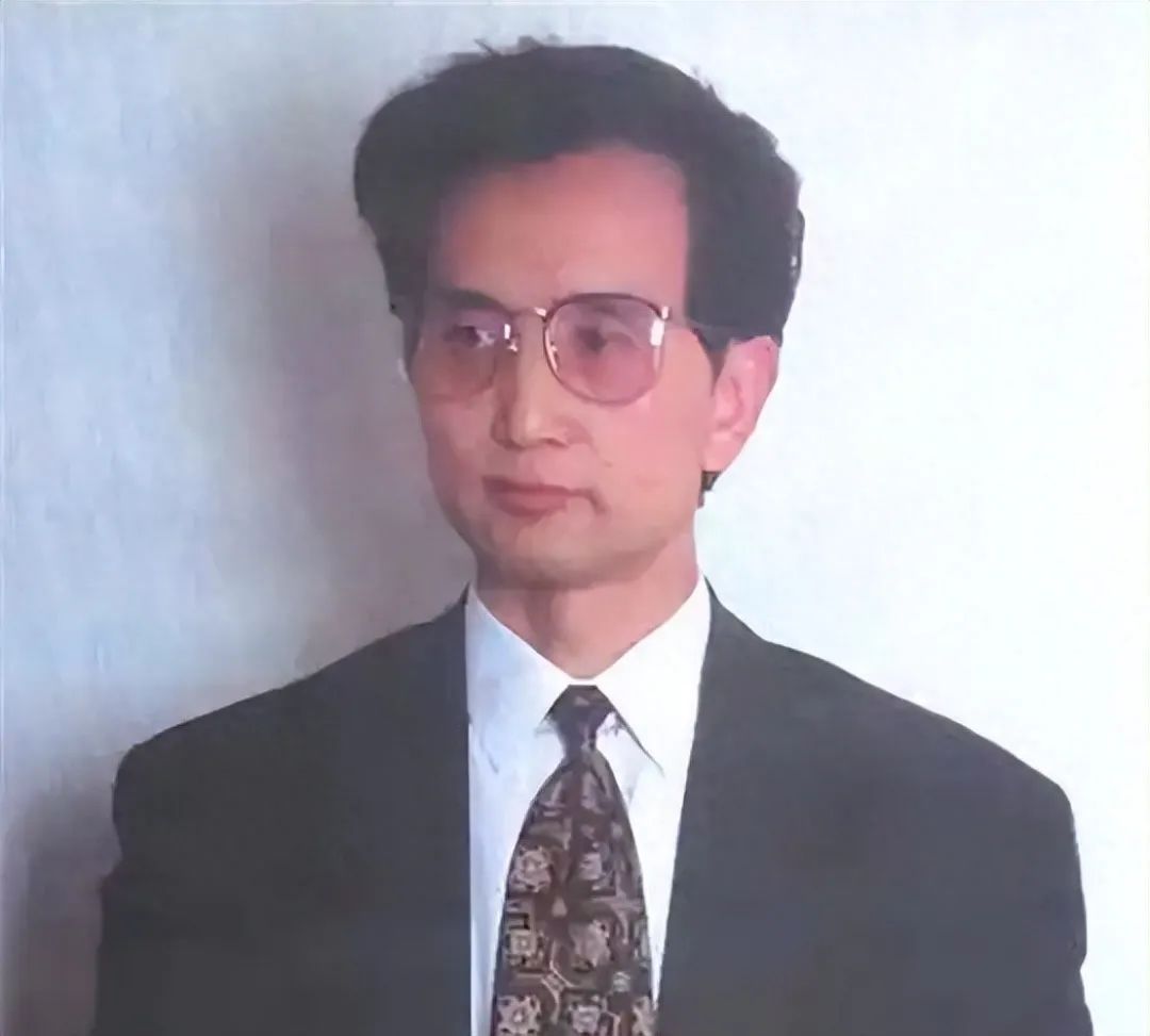 Qigong Master Yan Xin: Claims to Extinguish Fires and Intercept Missiles with Thought, Poses Closely with US Presidents