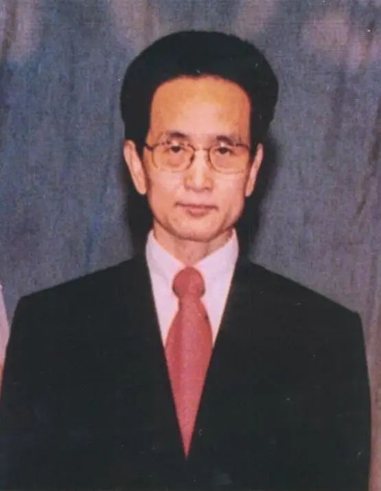 Qigong Master Yan Xin: Claims to Extinguish Fires and Intercept Missiles with Thought, Poses Closely with US Presidents