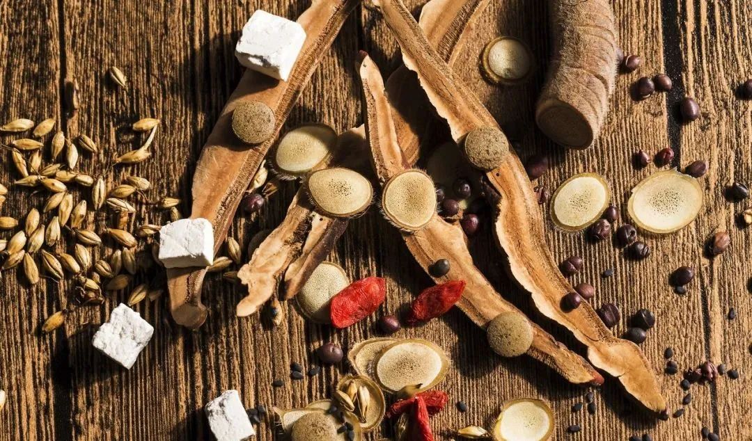 14 Methods of Brewing Poria Tea for Strengthening the Spleen and Generating Fluids, Resolving Dampness, Stopping Diarrhea, and Nourishing Qi