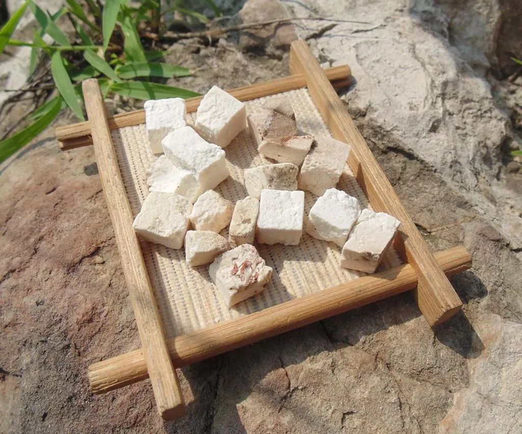 Four Varieties of Poria: Different Effects of the Same Name