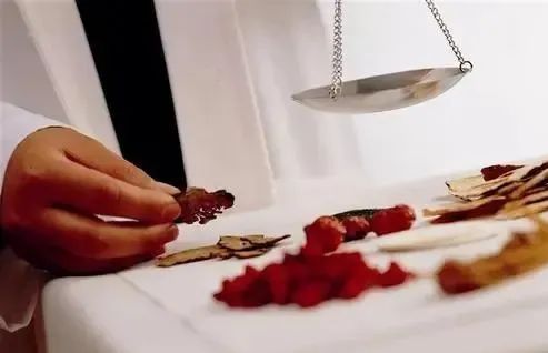 Understanding the Differences Between Saffron (Crocus sativus) and Carthamus (Carthamus tinctorius)