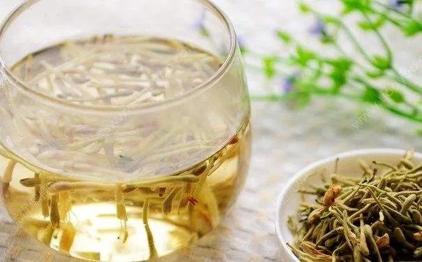 Traditional Chinese Medicine Health Tips: The Many Benefits of Honeysuckle Tea