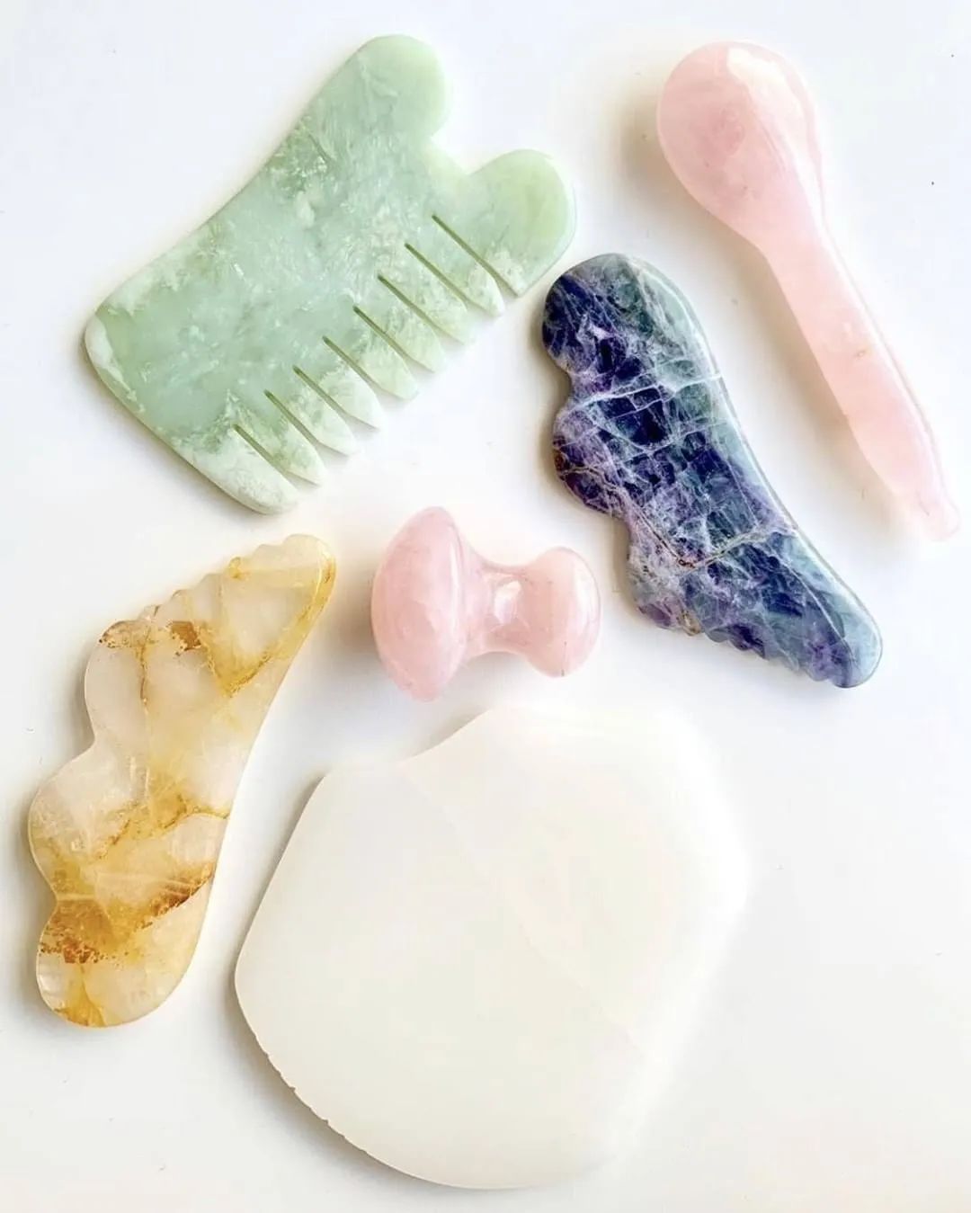The Secret Gua Sha Technique of Celebrities for a Slim Face and Tight Skin