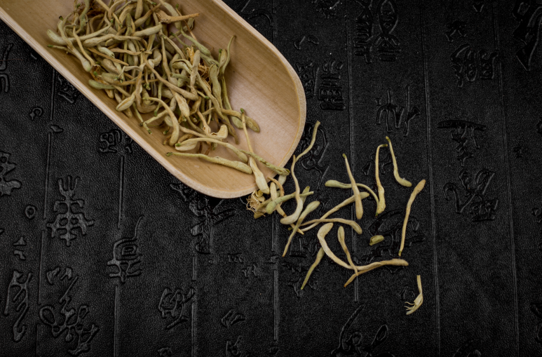 Preventing Heat Stroke and Wind-Heat Colds in Summer: Relieving Sore Throat and Treating Skin Conditions with Honeysuckle!