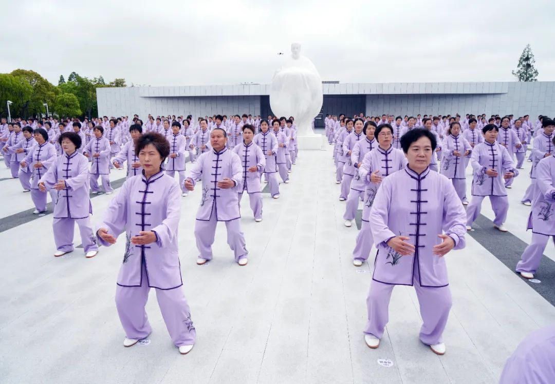 Nearly 600 Qigong Enthusiasts Unite to Showcase Ba Duan Jin, Promoting a New Fitness Trend in Fengxian District