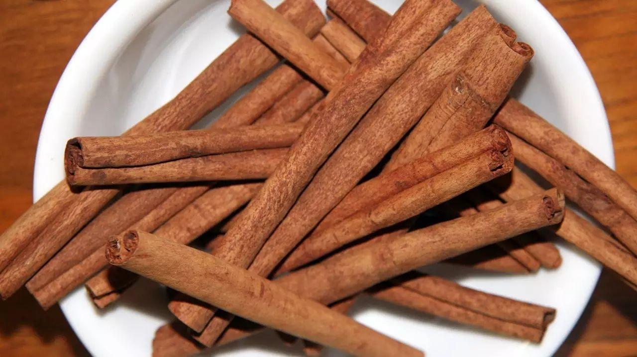 Can Cinnamon Used in Braised Pork Also Be Used in Desserts?