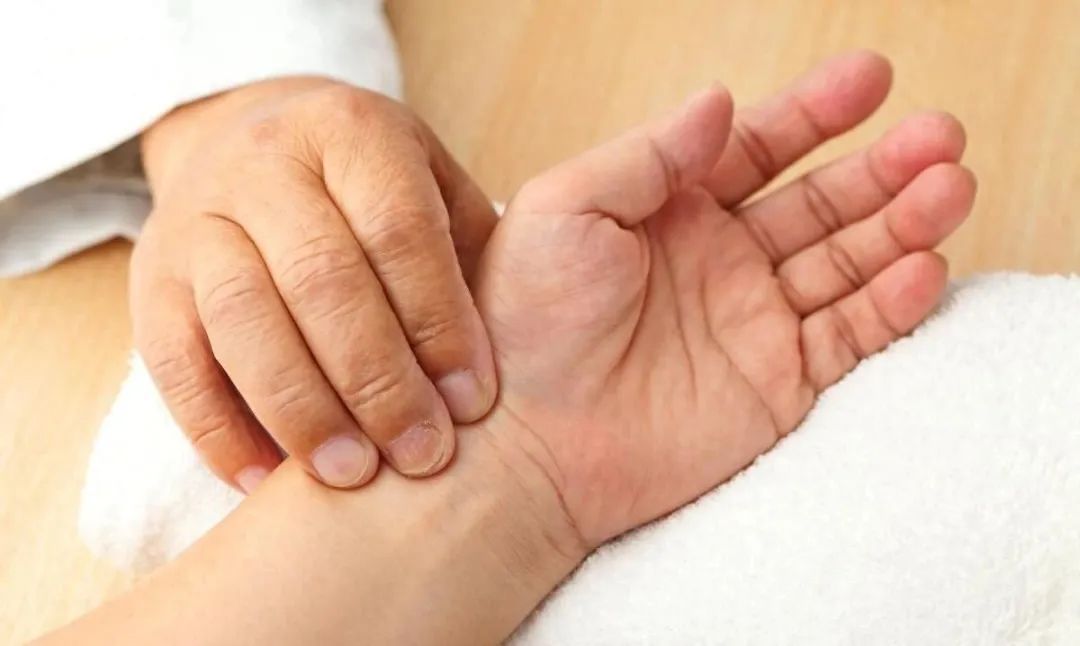 How to Address Gastric Polyps Caused by Mixed Cold and Heat Symptoms?