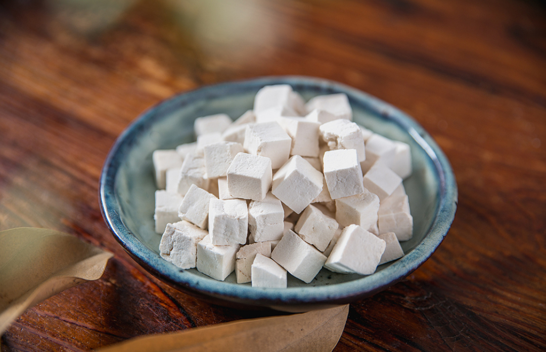 The Mystical Properties of Poria: Why is it Called the "Divine Medicine of All Seasons"?