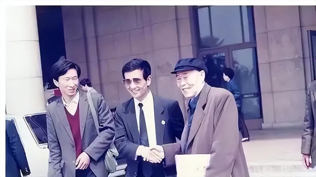 Qigong Master Yan Xin: Claims to Extinguish Fires and Intercept Missiles with Thought, Poses Closely with US Presidents