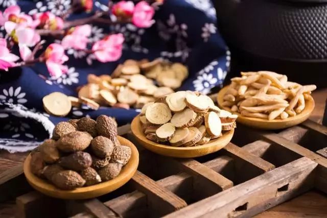33 Pairs of Complementary and Contradictory Chinese Medicinal Herbs