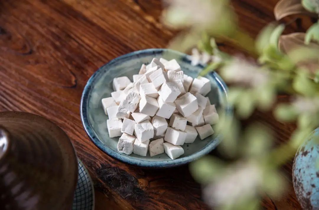 Four Varieties of Poria: Different Effects of the Same Name