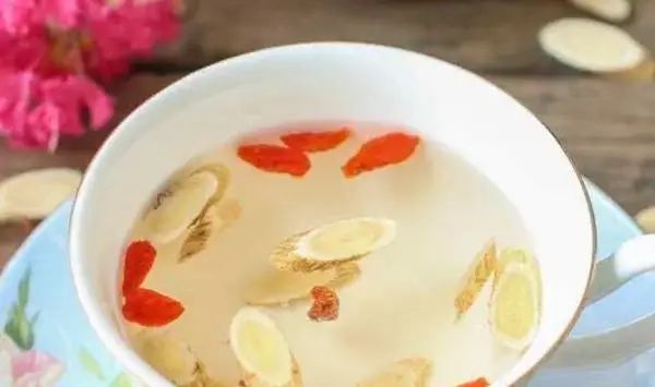 Three Major Benefits and Precautions of Drinking Astragalus Tea