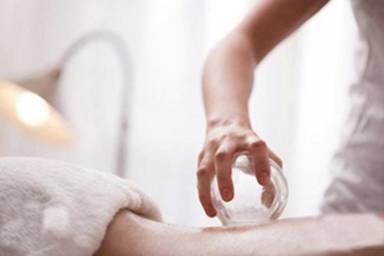 Man Gets Stuck in Cupping Therapy! Firefighters Called for Rescue... Would You Dare to Try It?