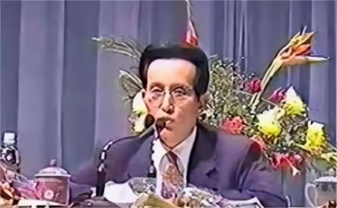 Qigong Master Yan Xin: Claims to Extinguish Fires and Intercept Missiles with Thought, Poses Closely with US Presidents