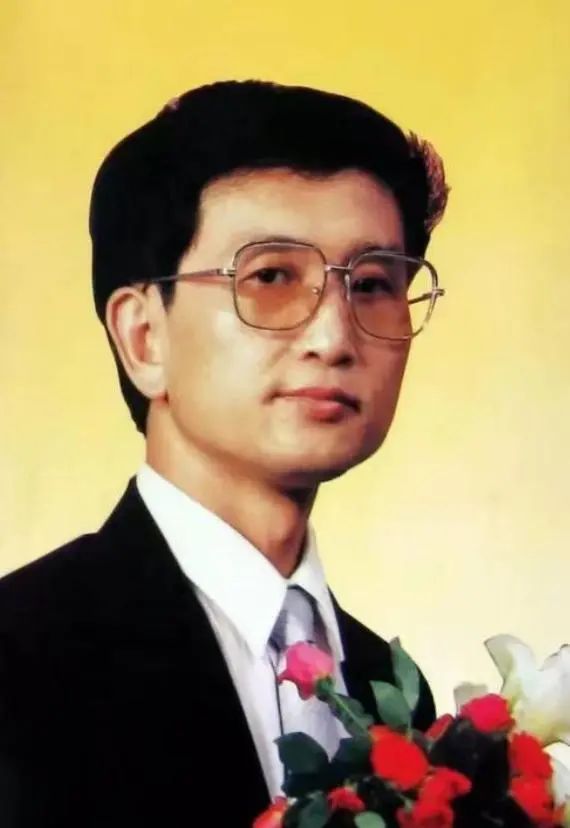 Qigong Master Yan Xin: Claims to Extinguish Fires and Intercept Missiles with Thought, Poses Closely with US Presidents
