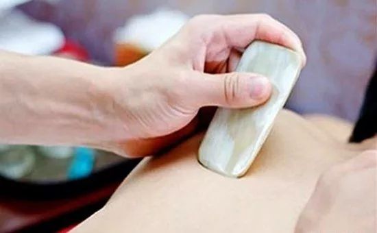Caution: A Male Celebrity's Bare Back Photo Startles Netizens - Important Tips for Gua Sha This Summer