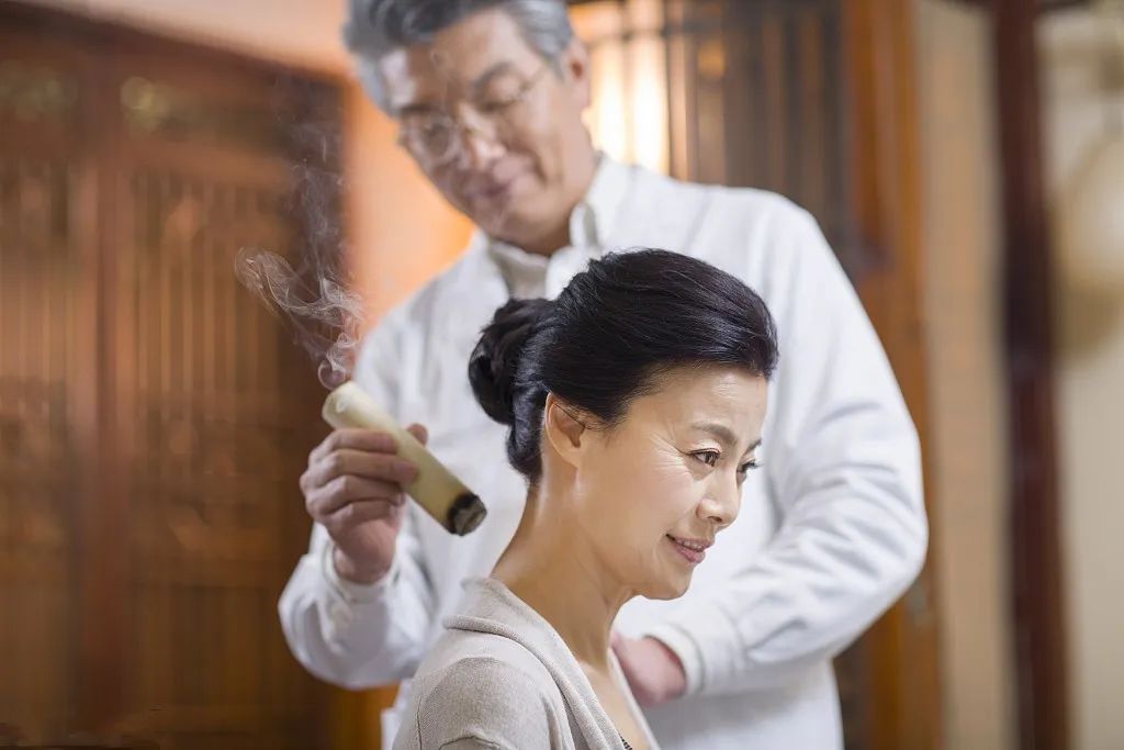 The Remarkable Effects of Moxibustion on the Governing Vessel: A Springtime Practice!