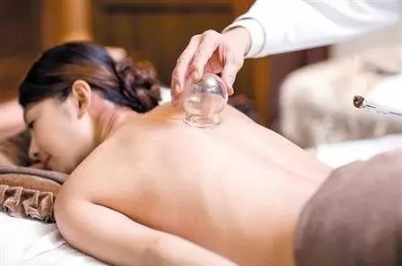Man Gets Stuck in Cupping Therapy! Firefighters Called for Rescue... Would You Dare to Try It?