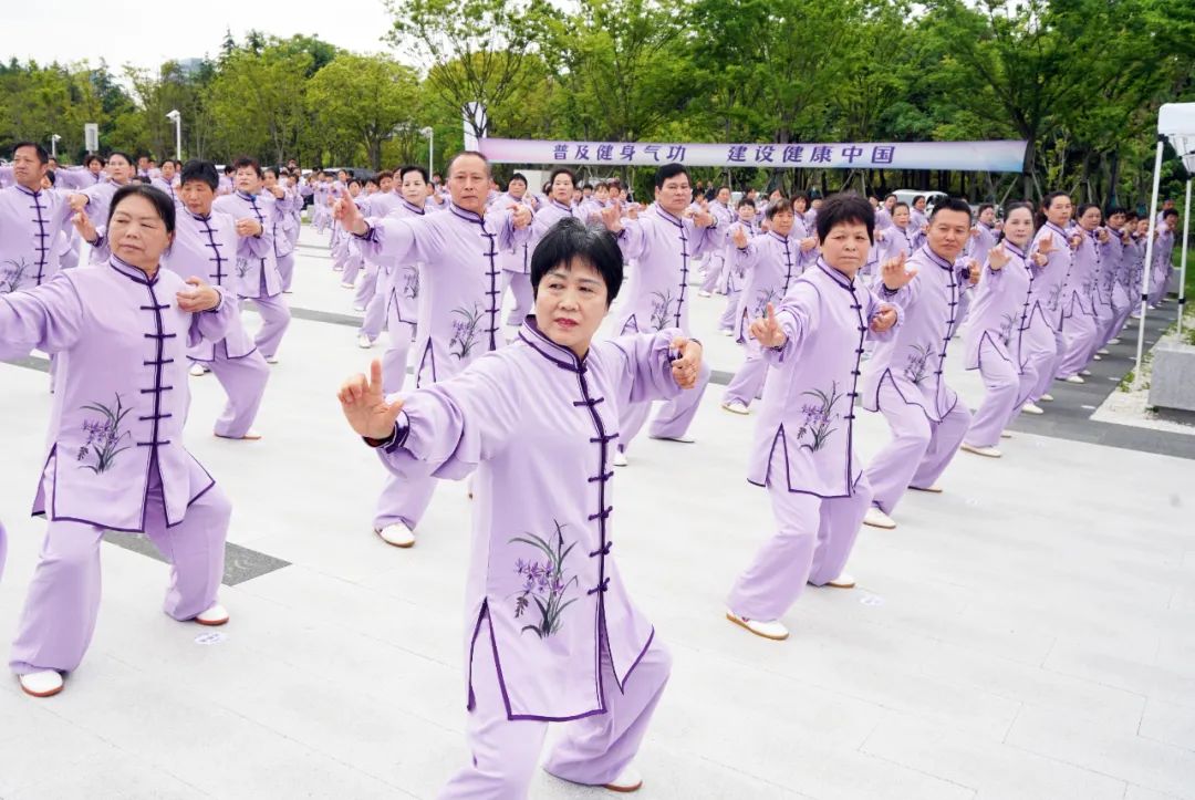 Nearly 600 Qigong Enthusiasts Unite to Showcase Ba Duan Jin, Promoting a New Fitness Trend in Fengxian District